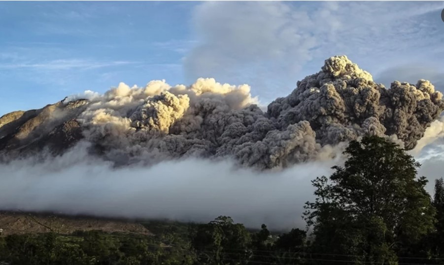 জাপানে সাকুরাজিমা আগ্নেয়গিরিতে অগ্ন্যুৎপাত, ৪৪০০ মিটার ওপর উড়ছে ছাই
