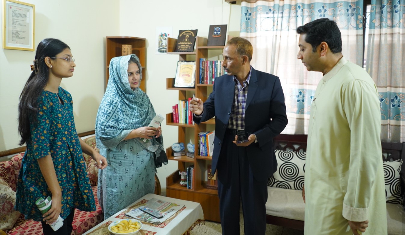 গণ–অভ্যুত্থানে শহীদ ফারহান ফাইয়াজের পরিবারের সঙ্গে সাক্ষাৎ করে নির্বাচনী প্রচার শুরু করেন ববি হাজ্জাজগণ–অভ্যুত্থানে শহীদ ফারহান ফাইয়াজের পরিবারের সঙ্গে সাক্ষাৎ করে নির্বাচনী প্রচার শুরু করেন ববি হাজ্জাজ