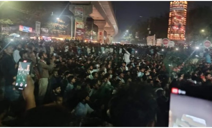 ইনকিলাব মঞ্চের নেতাকর্মীদের ওপর পুলিশের হামলার প্রতিবাদে শাহবাগ ব্লকেড