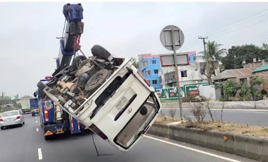 বগুড়ায় মাইক্রোবাসের সিলিন্ডার বিস্ফোরণে চালকসহ নিহত ৩