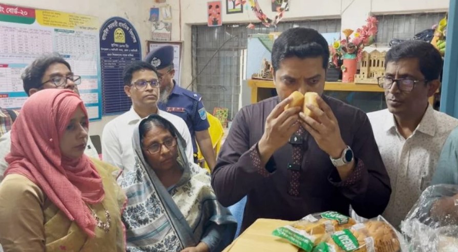 স্কুলের খাবারে গন্ধ পেলেন প্রতিমন্ত্রী, ল্যাবে পাঠালেন স্যাম্পল