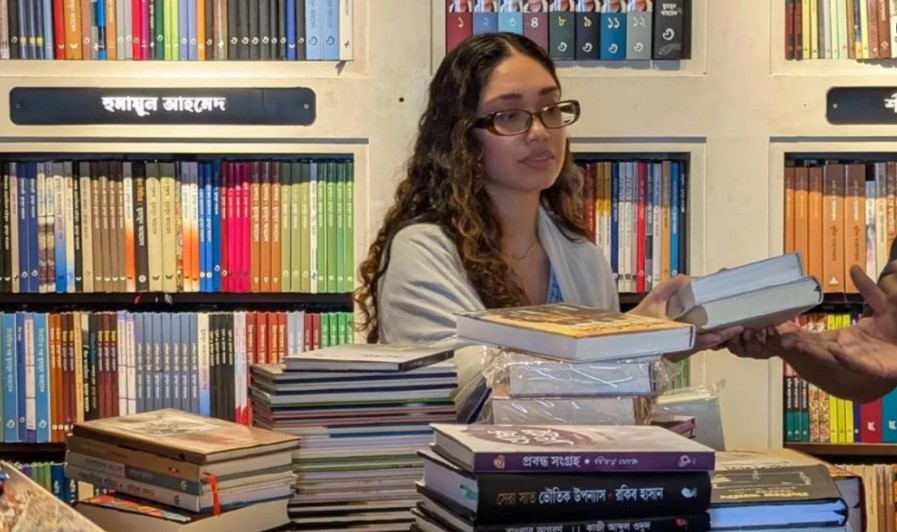 হঠাৎ বাতিঘরে জাইমা রহমান