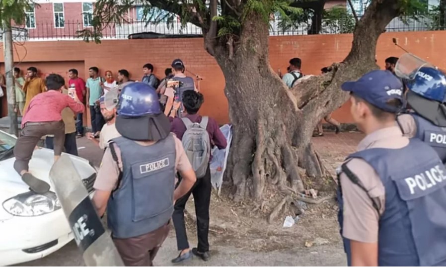 সংসদ ভবনে ঢোকার চেষ্টা, আন্দোলনরত শিক্ষার্থীদের লাঠিপেটা করে সরাল পুলিশ